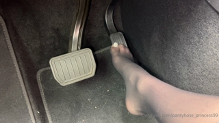 1068203559_i-like-to-drive-barefoot_0.mp4