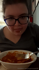 1137910648_causally-eating_0.mp4