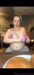 1439226975_in-todays-live-i-think-i-realized-how-fast-my-boobs-keep-gro_0.mp4
