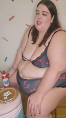 1404255497_cum-watch-me-smash-a-pumpkin-pie_0.mp4