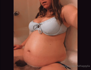 557121623_just-a-few-weeks-ago-i-swear-im-bigger-now_0.mp4