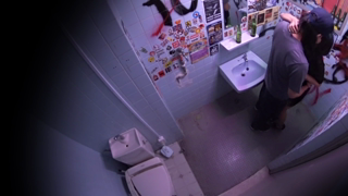 ハーフ美女をクラブトイレに誘い込みガンギ麻リ便器ファック.mp4