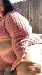 1142789360_sunning-the-rolls-27-pics-4-5min-vid-the-sweater-im-weari_26.mp4