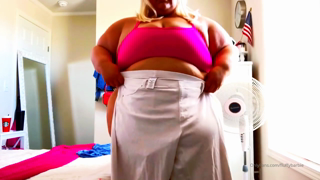 5899273_expanding-tight-white-jeans-in-pink-bra-and-panties_0.mp4