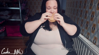 109956329_i-actually-look-pregnant-here-for-real-burgers-for-lun_0.mp4