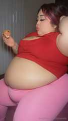 1702422497_watch-me-stuff-myself-full-of-fatty-goodness_0.mp4