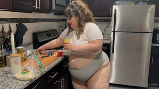 137411044_piggy-makes-a-pizza-i-m-by-no-means-a-chef-but-i-do-enjoy_0.mp4