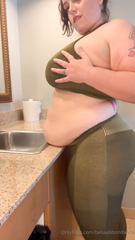 1346438453_belly-on-counter-play-with-slo-mo-replay-to-make-your-weeken_0.mp4