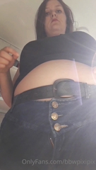 67893101_popping-my-belt_0.mp4