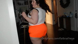977534379_hooters-girl-got-fat-stuffing-remember-my-uniform-well_2.mp4