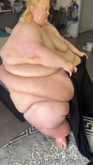 1147328600_am-i-too-fat-for-my-old-legging_0.mp4