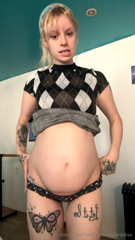 1095762064_eating-jellys-while-showing-off-my-bare-massive-pregnant-lo_0.mp4