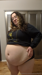 1445960612_i-can-t-believe-this-sweater-is-to-small-for-me-my-belly-ha_0.mp4