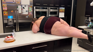 800047356_cake-stuffing-and-weigh-in_0.mp4
