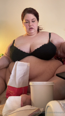 1106537882_this-is-how-i-eat-chicken-tendies-and-mashed-potatoes-and-gr_0.mp4