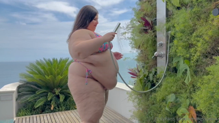 765722714_the-bigger-i-get-more-i-want-to-show-off-for-you_0.m4v