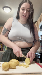 1588457403_cooking-with-me-of-course-the-stuffing-too_0.mp4