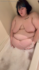924058299_its-been-awhile-since-ive-squeezed-into-one-of-my-bathtubs_1.mp4