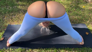 552717026_relaxing-yoga-in-the-park_0.mp4