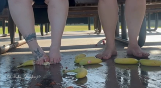 Baby_Kaykez69_-_2_BBWs_peel_and_smash_bananas_with_wide_feet_(id_6062761).mp4