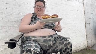 1062223341_triple-burgers-stuffing-i-took-a-doggy-bag-from-my-family_8.mp4