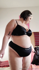 1647425853_i-have-tried-on-some-old-clothes-of-mine-they-don-t-fiiiit_0.mp4