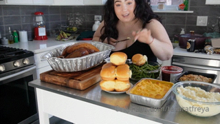 815424362_piggy-cooks-a-feast-thanksgiving-cooking-vlog-it-s-time-f_1.mp4