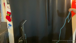 862780051_vacuuming-in-my-thong-and-bra-before-the-holiday-festivities_0.mp4