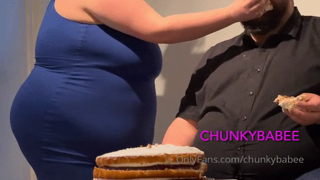 494077747_the-food-critic-is-back-at-her-bakery-after-giving-a-bad-rev_2.mp4