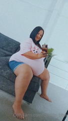 625565679_i-look-sooooooo-pregnant-but-i-promise-im-not_0.m4v