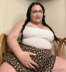 609546317_we-loooooove-a-curvy-little-cutie-in-glasses-and-braids-don_0.m4v