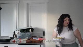1400990537_piggy-freya-preps-a-feast-for-five-or-just-herself-its-ti_0.mp4