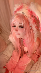 1092669978_omg-pink-hair-delphine-is-back_3.mp4