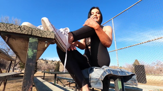 public-foot-sniffer-p1080.mp4