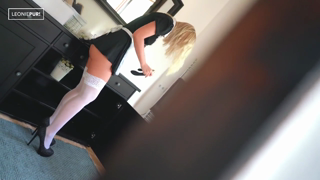 Leonie-pur_-_Spanner-Chef_-_Putzfrau_mit_Dildo_erwischt_und_schamlos_fremdgefickt.mp4