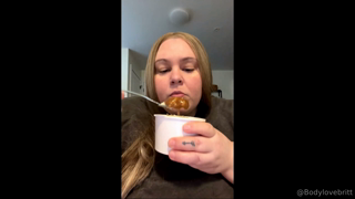 1684584403_highlights-from-the-stream-on-4-27-eating-dinner-and-showing_0.mp4