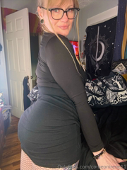 comeonirene11_How_long_wood_it_take_ya_to_hike_up_my_dress🖤👗_4455636302.jpeg
