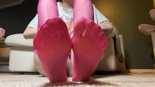 1003377020_close-ups-of-my-pretty-little-soles-peep-the-pussy_0.mp4