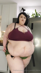 1038761612_filming-a-cake-stuffing-as-heather-tomorrow-should-be-uplo_0.mp4