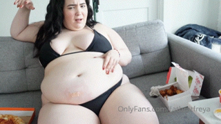 1066870335_massive-birthday-stuffing-cake-pizza-fried-chicken-and_0.mp4