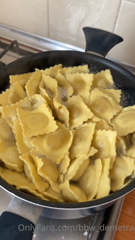 318266623_mezzo-chilo-di-ravioli-alla-panna-e-una-buona-porzione_1.m4v