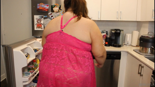 678478345_i-woke-up-in-the-middle-of-the-night-starving-and-waddled-to_0.m4v