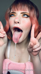 320869564_ahegao-squishy-face-and-a-few-pics-of-some-outfits-3_20.m4v