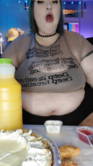 833284201_this-big-belly-was-so-full-after-eating-half-a-key-lime-pie_0.mp4