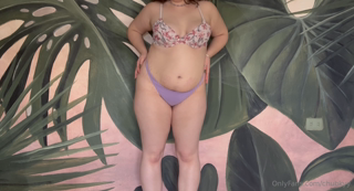 1445679919_vacation-does-good-for-the-tum_1.mp4
