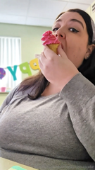 1646593627_caught-being-naughty-with-my-birthday-cupcakes-between-meeti_0.mp4