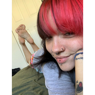 babyjayye_Do_you_like_my_pretty_feet😋_3066724690.jpeg