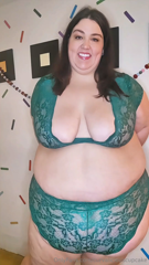 1432361207_green-with-envy-i-m-feeling-like-a-goddess-in-this-emera_0.mp4