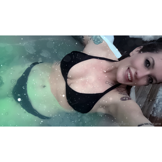 itsjemmajane_It’s_snowing!_🌨️__3641144879.jpeg