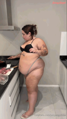 1740779682_cooking-for-my-friend-at-3amjuicy-and-her-friend-hav_0.mp4